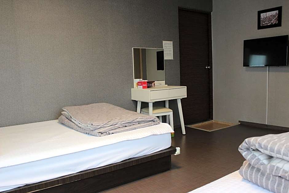 Blue Door Hostel Guesthouse