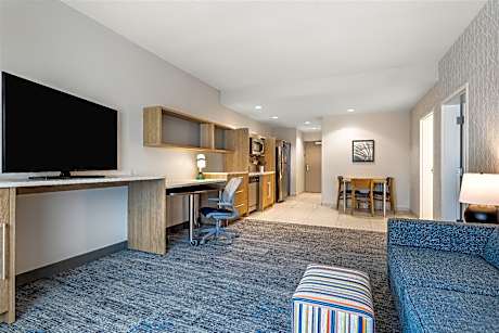 1 KING HEARING ACCESSIBLE SUITE NONSMOKING
