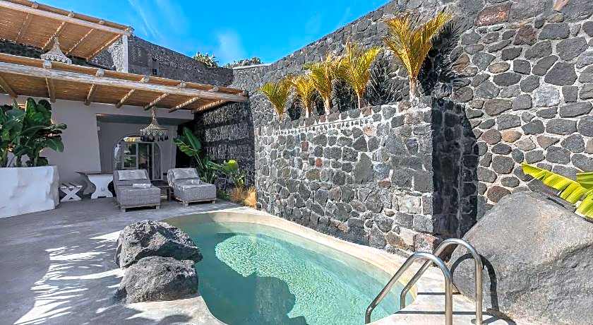 Theano Cave Suites & Villas