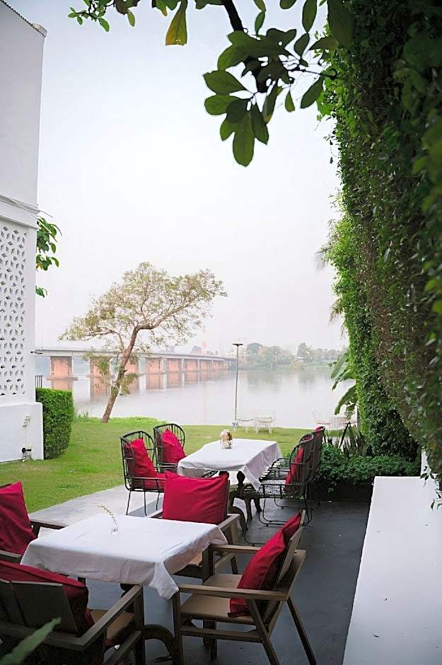 White Wall Riverfront Hotel