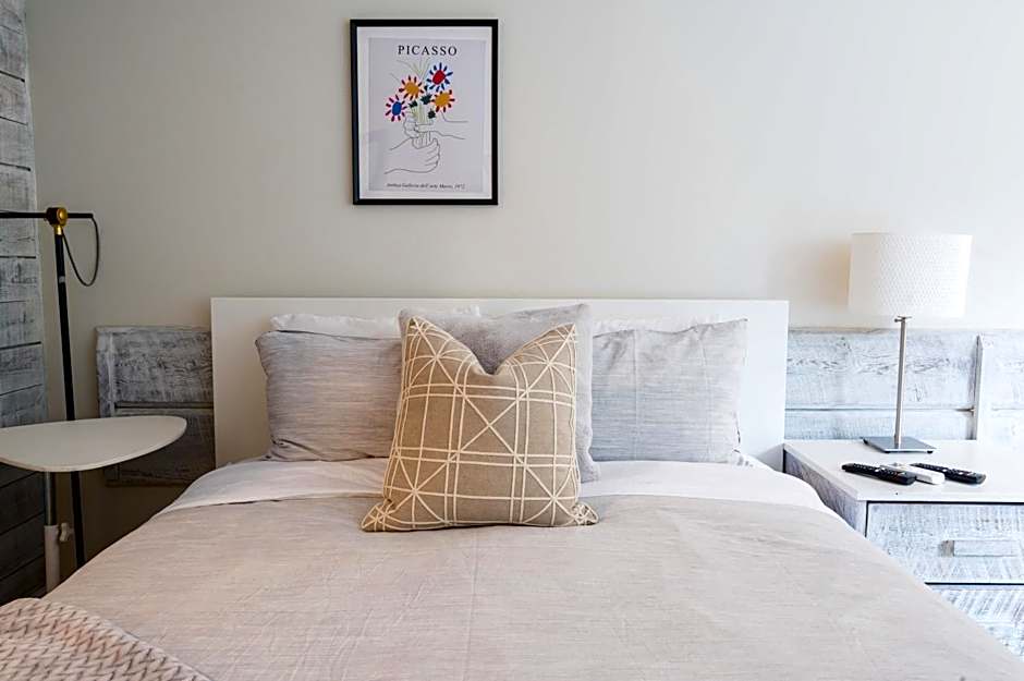 Cozy Creek Den - Studio w Hot Tub and Pool