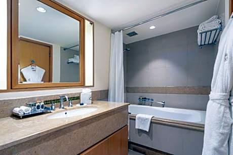 08Three Bedroom Apartment Sea View King Bed