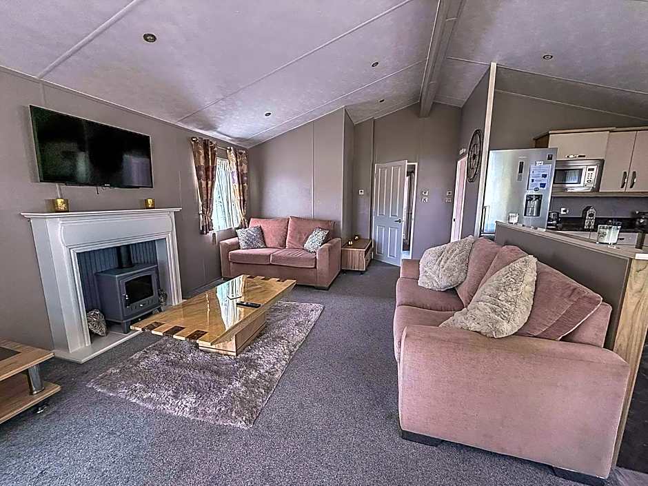 Stunning Lodge With Decking At Oaklands Holiday Park In Essex Ref 39017Rw