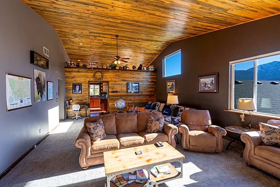 Bison Lodge - Lg Home - 2 bedrooms - less than 5 miles to Yellowstone North Entrance, Sleeps up to 8