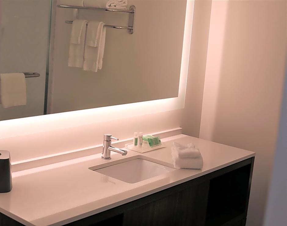 Holiday Inn & Suites St. Cloud By IHG