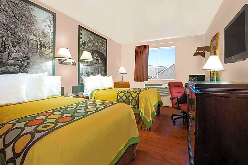 Super 8 by Wyndham San Antonio/I-35 North