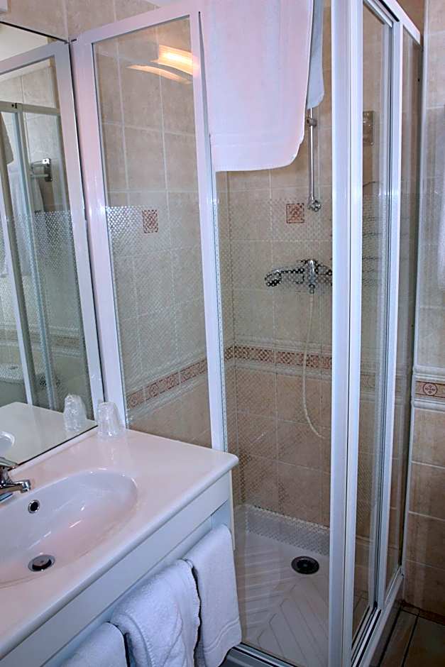 Hôtel Les Tilleuls de Pareloup à Salles-Curan