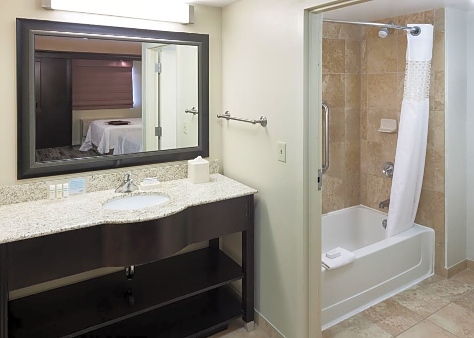 Hampton Inn & Suites Omaha-Downtown