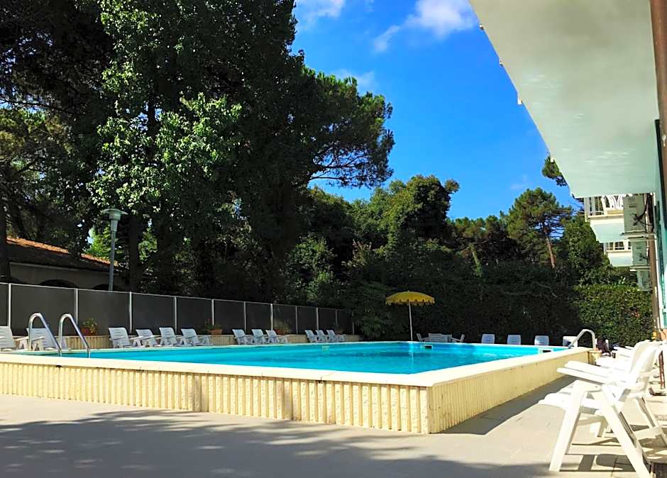 B&B Promenade Hotel Simple con Piscina