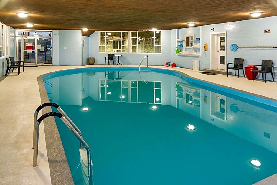 Econo Lodge Inn & Suites