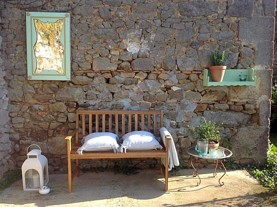 Domaine Charente Glamping Familyroom Le Jardin with external toilet & shower house & outdoor kitchen