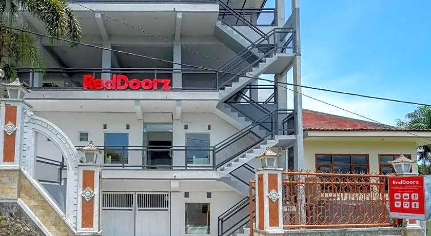 RedDoorz Plus near Taman Rekreasi Selecta 2