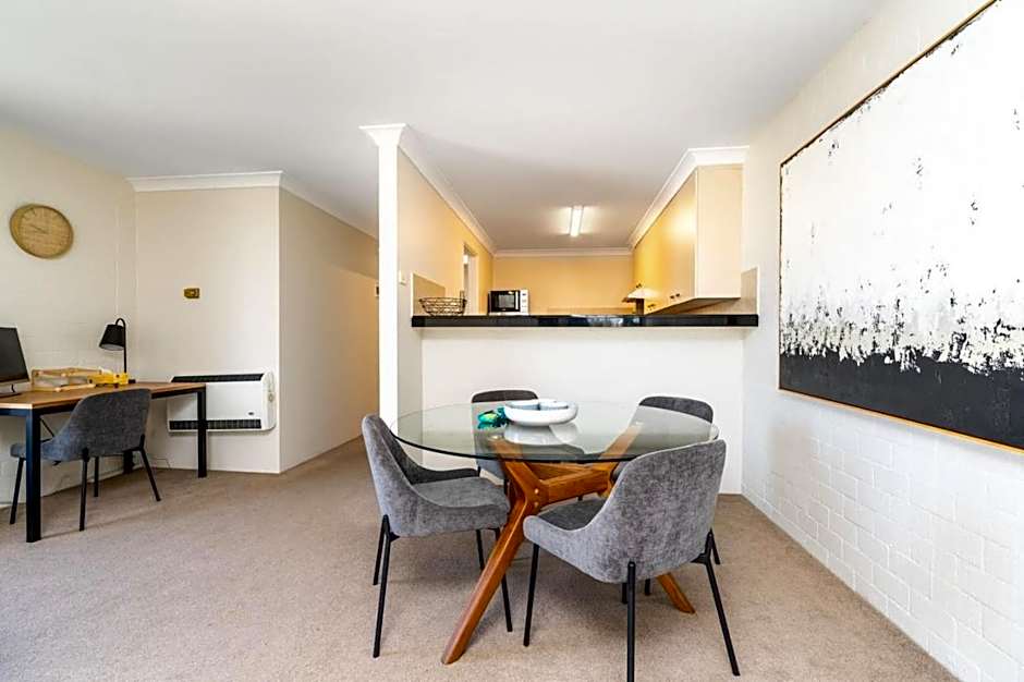 Howitt Place Apt minutes to Parliamentary Triangle - Hosted by Canstay