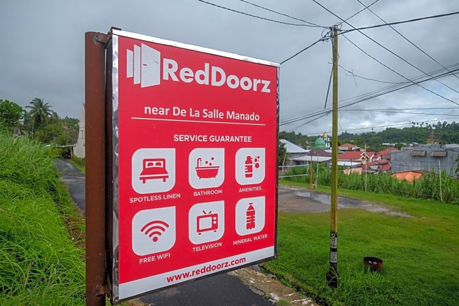 RedDoorz near De La Salle Manado