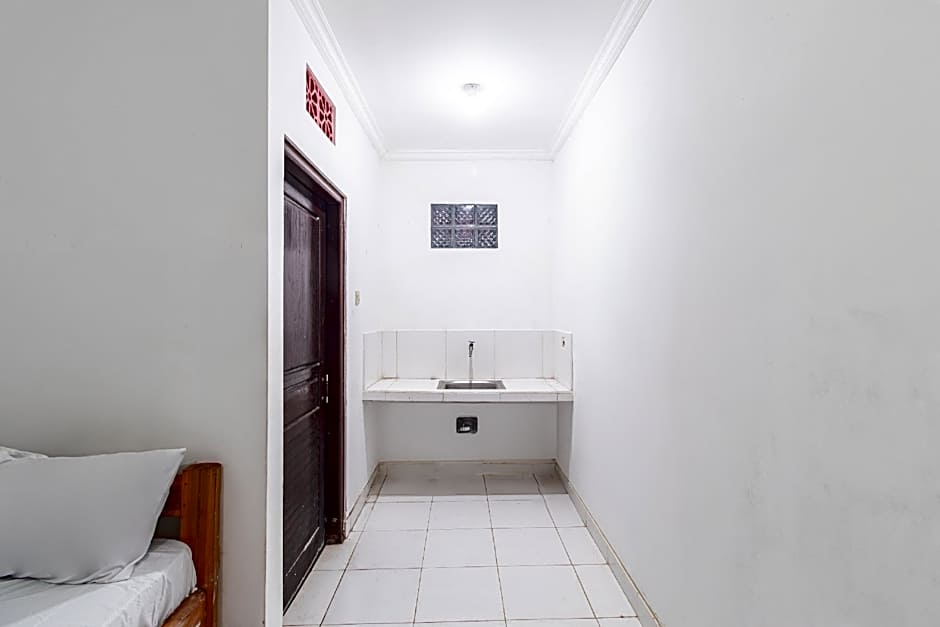 OYO Life 93504 Kost Krisna
