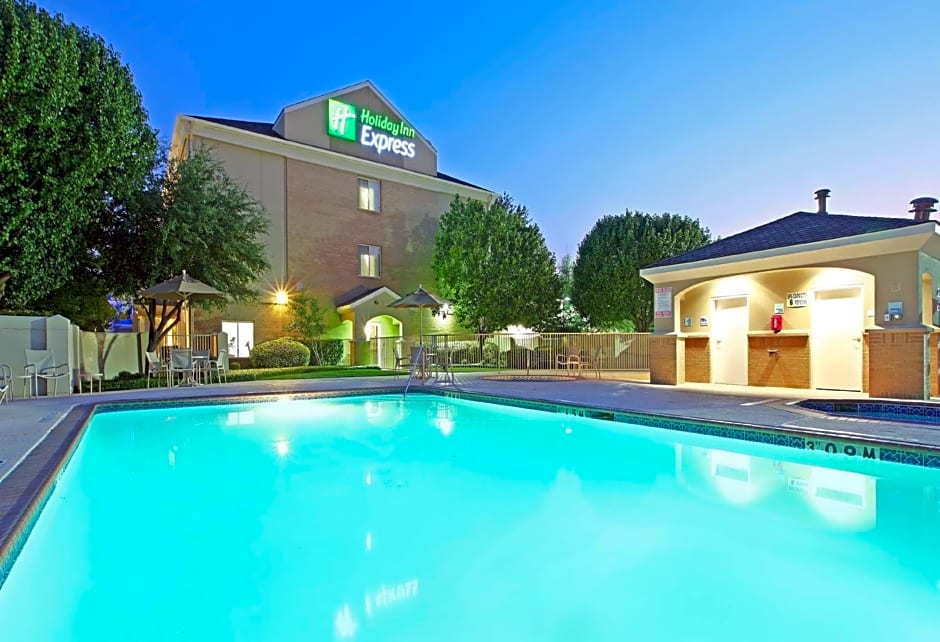 Holiday Inn Express & Suites DFW Airport - Grapevine By IHG