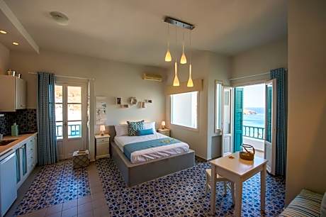 Deluxe Studio (3 Adults)