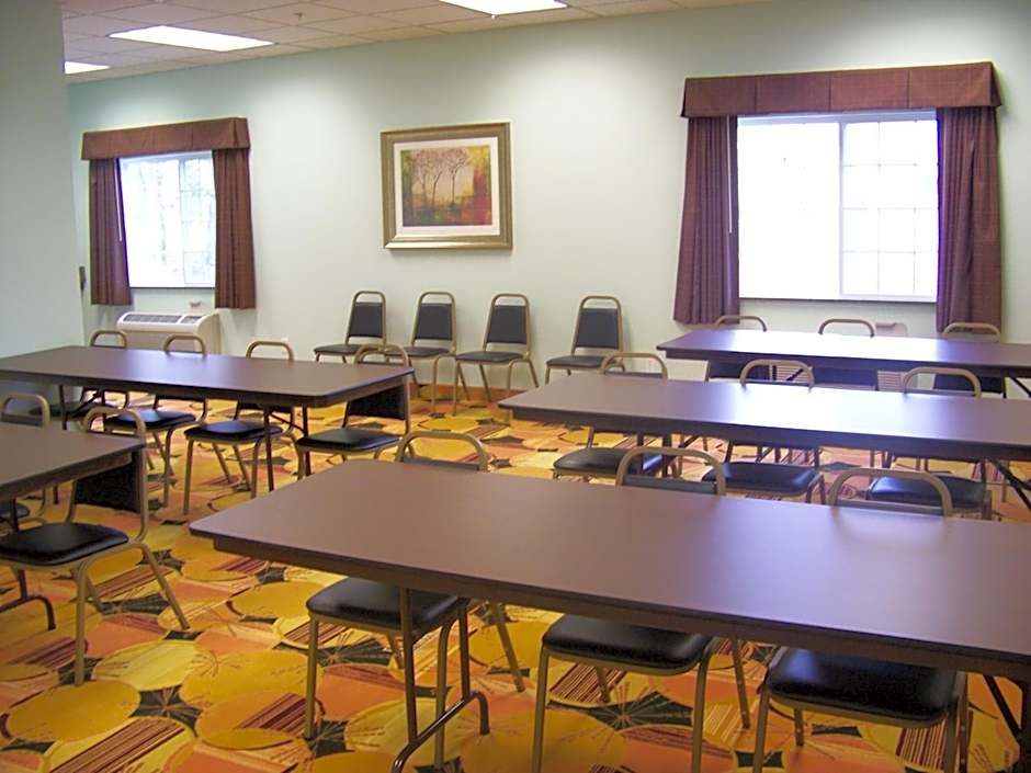 Days Inn & Suites by Wyndham Columbus NE