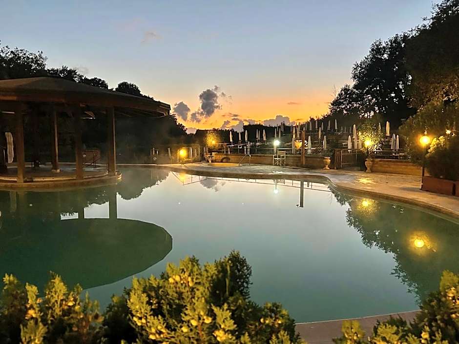 Residence with swimming-pool and thermal pools in Sorano