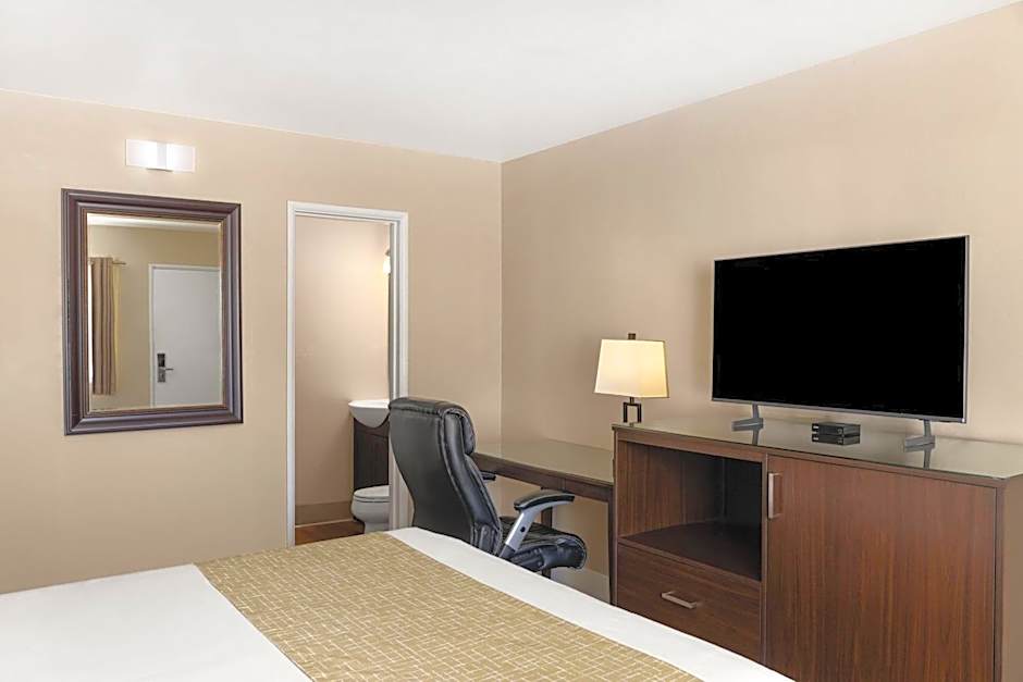 Travelodge by Wyndham Everett City Center