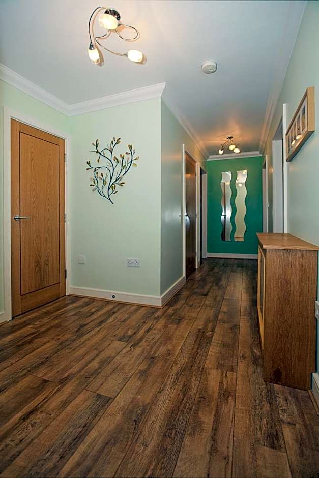 Riverbank View Three Bedroom Apartment with Free Parking