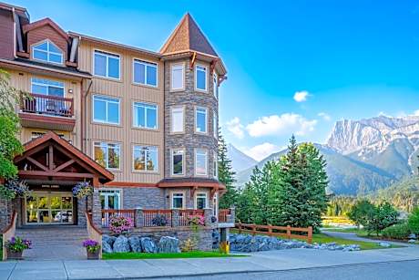 Falcon Crest Lodge by CLIQUE