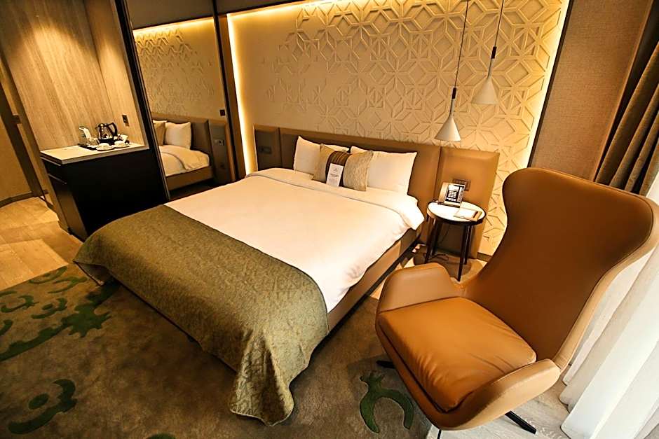 Photo 1 of 12 of Superior 1 King Bed
