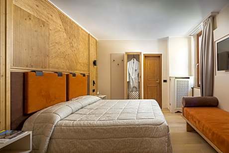 Double or Twin Room with Mountain View