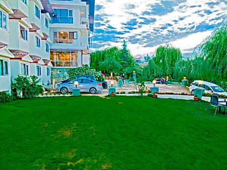 Royal Jardin Whistling Pines Resort