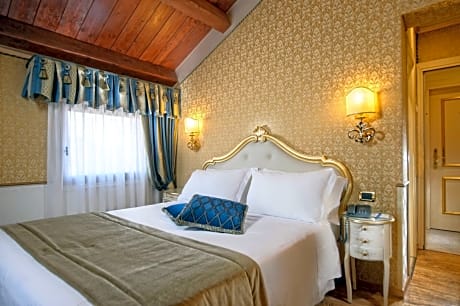 Superior Queen Room with Queen Bed and View - Non-Smoking