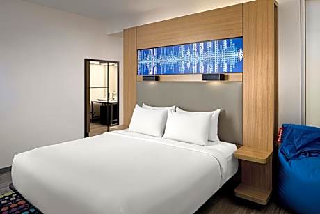 King Room with Transfer Shower - Mobility and Hearing Accessible