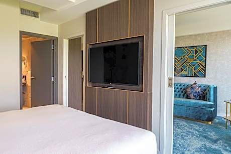 One-Bedroom Deluxe King Suite with Garden View