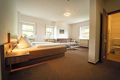Vierbettzimmer-Klassisch-Eigenes Badezimmer