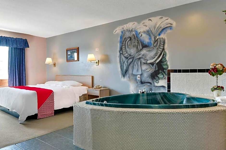 Casa Loma Inn & Suites by OYO Davenport IA near I-80