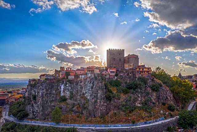 Motta Palace Apartments & Rooms