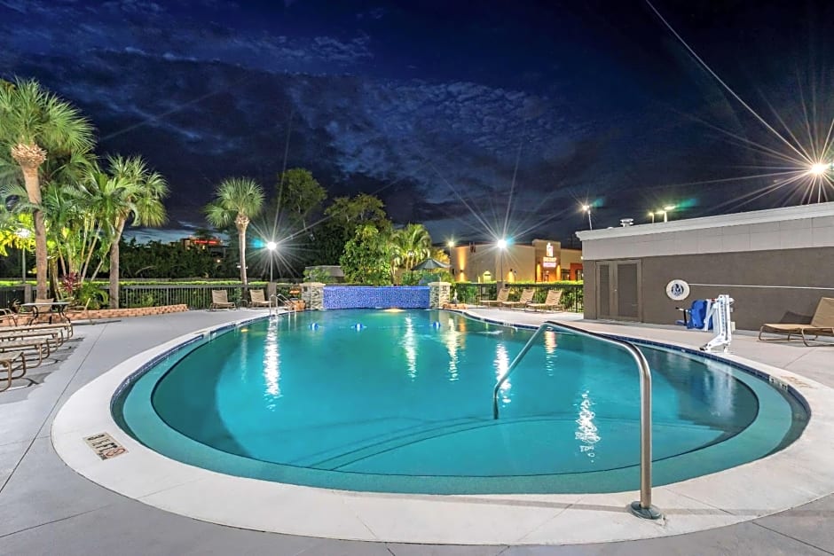 Comfort Inn & Suites St. Pete - Clearwater International Airport