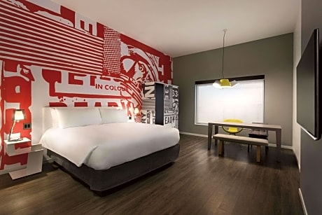 1 King Bed, Nonsmoking