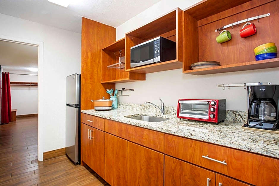 Super 8 by Wyndham North Palm Beach