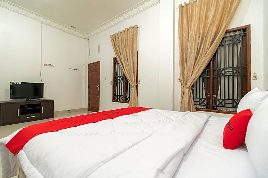 RedDoorz Syariah near Universitas Putra Indonesia Padang