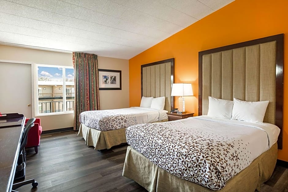 Fairmount Inn & Suites - Stroudsburg, Poconos