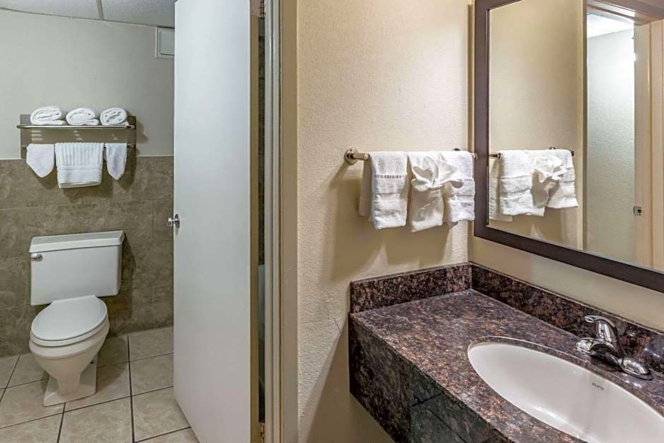 Econo Lodge Inn & Suites Newton