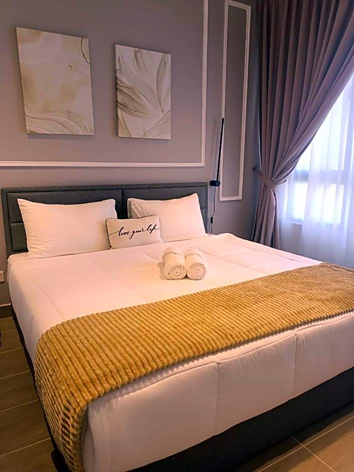 Zulanie Suite Troika Residence, SPACIOUS AND COZY WITH POOL, Free Wifi & Netflix in Golden Triangle of Kota Bharu