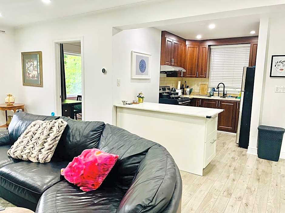 Vacation house Entire floor Kids yard walk 2 subway