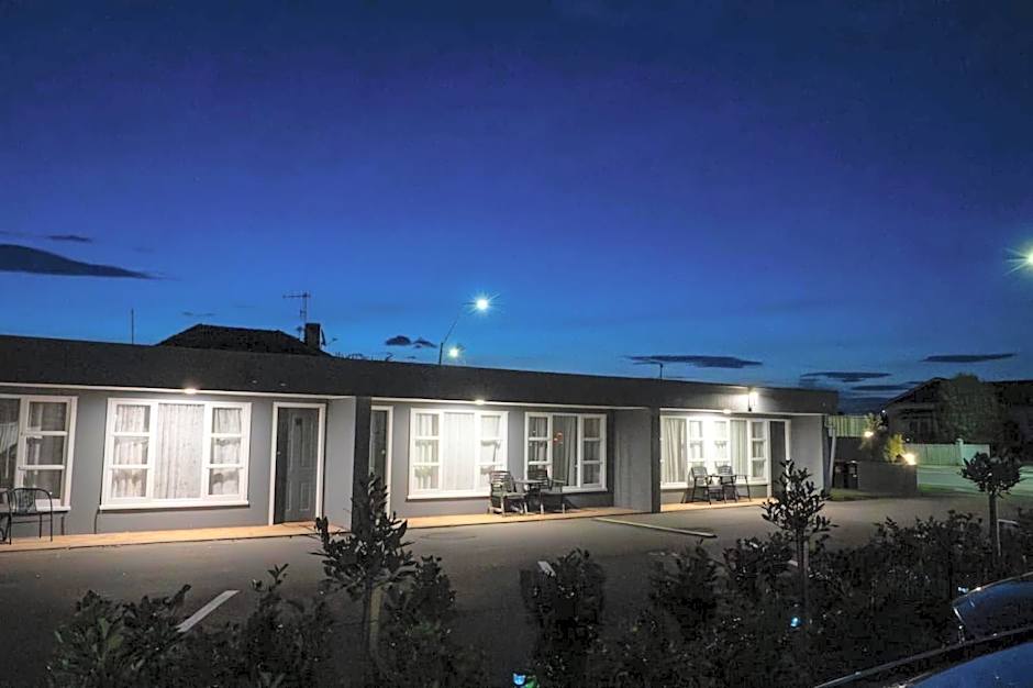 Frimley Lodge Motel - with Airport Shuttle service- Best Location in Town