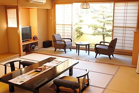Family Room with Private Bathroom - Traditional Japanese Style Kaiseki Dinner + Japanese Style Breakfast Included - Non-Smoking