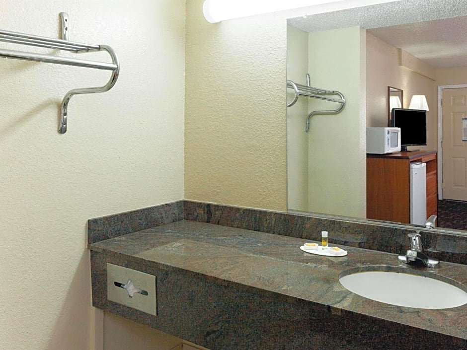 Days Inn by Wyndham Oklahoma City West – Oklahoma City, OK