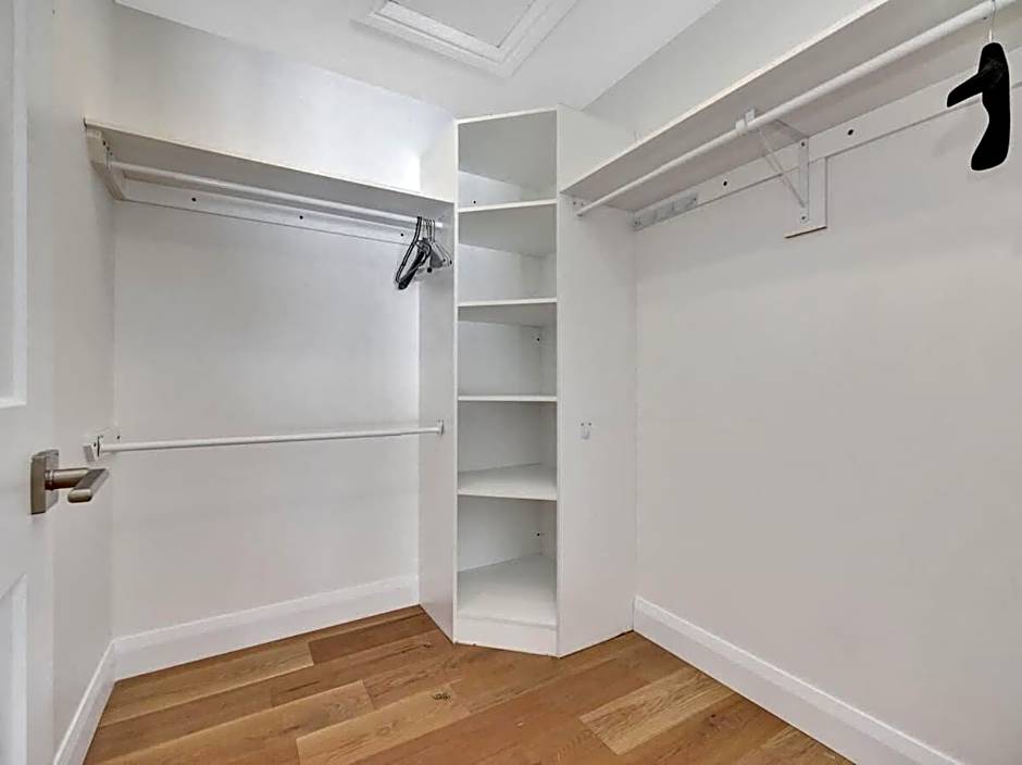 Gorgeous private retreat with hot tub