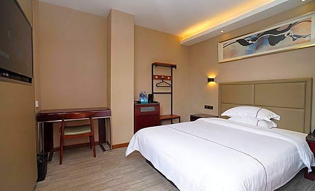 Baowan Hotel (Guangzhou Shangxiajiu Changshou Road Subway Station)