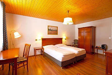 Family Suite (2 Adults + 2 Children)