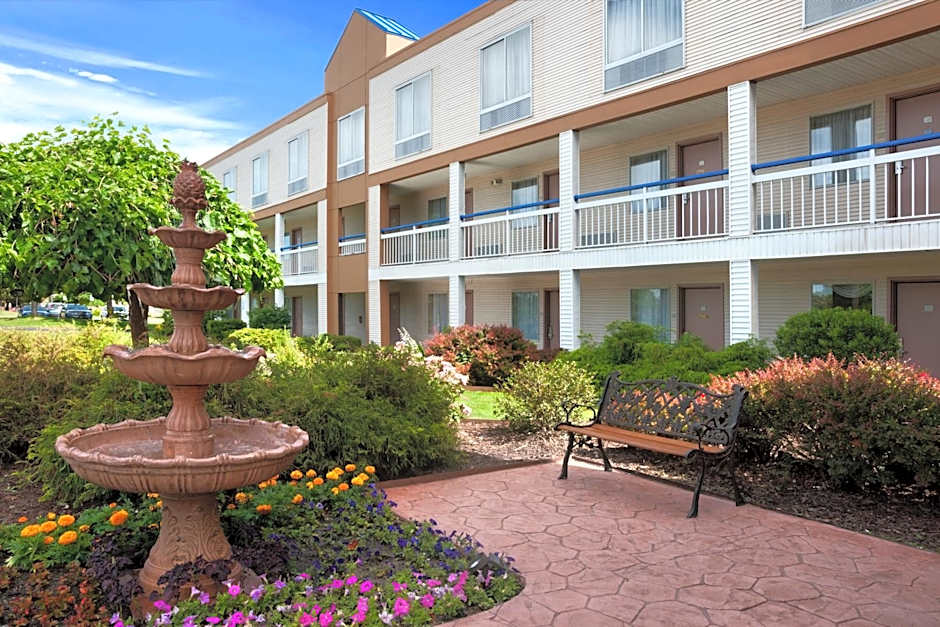 Howard Johnson by Wyndham Romulus Detroit Metro Airport